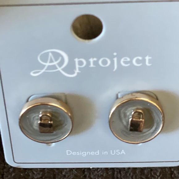 Gold and Gray Lock Circle Stud Earrings β AD Project - Picture 3 of 6